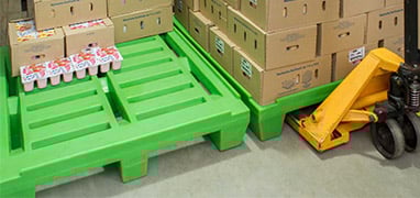 Armazém e logística com pallets e caixas plásticas